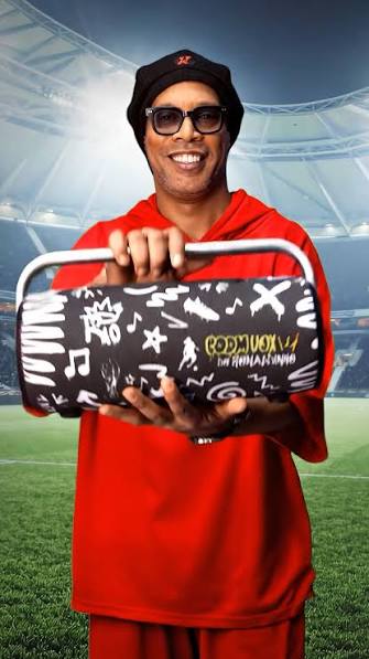 Ronaldinho Gaúcho segurando caixa de som Amvox