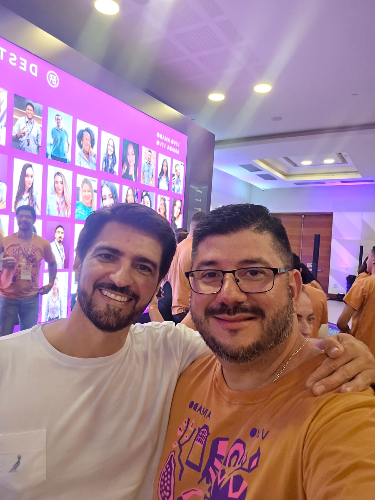 Jean Pierre ao lado de Alex Salgado, COO da Vivo no Brasil, durante a Convenção Nacional Vivo 2026.